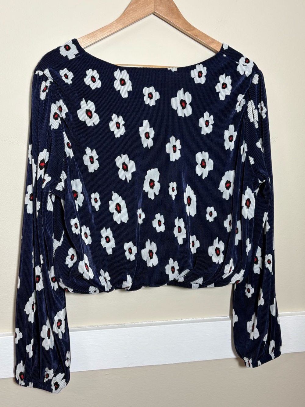 ASTR The Label Floral Wrap Crop Top Long Sleeve Navy White Paris Chic L - Picture 6 of 9